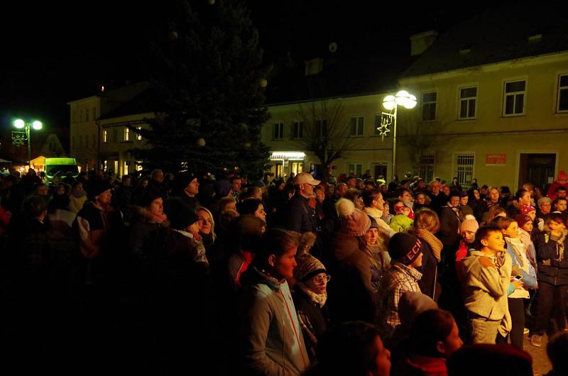 Adventní jarmark, setkávání se sousedy, vystoupení dětí, rozsvícení vánočního stromu. Takové bylo páteční adventní setkání ve Městě Albrechticích.