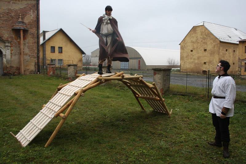 Zámek Hošťálkovy má díky Společenství severských pánů novou atrakci: most a jeřáb postavené podle plánů Leonarda da Vinci.