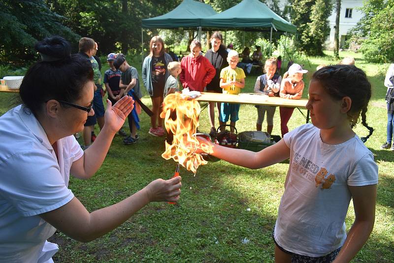 Zámecký park, Město Albrechtice 21. července: Kateřina Hrabalová o prázdninách nabízí dětem  zábavné pokusy a zážitky ze světa chemie a fyziky.