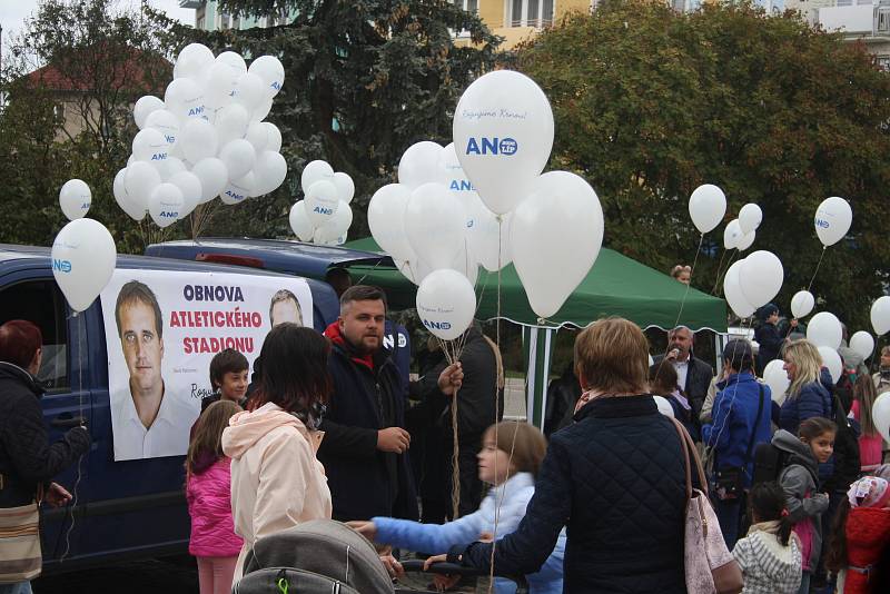 Hnutí ANO uspořádalo na krnovském náměstí hromadné vypouštění balonků. Kampaň měla nečekaný ohlas a rozvířila diskusi, zda jsou latexové balonky odpad poškozující přírodu nebo neškodná zábava.