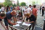 Demonstrace za nezávislou justici a proti vládě 11. června v Krnově.