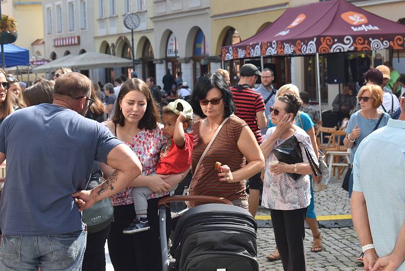 Centrum Krnova bylo plné lidí, kteří si užívali babího léta a vůně kávy.