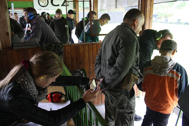 Střílení pod dohledem zkušených instruktorů si v Krnově mohly v sobotu vyzkoušet dospělí bez zbrojního průkazu i děti.