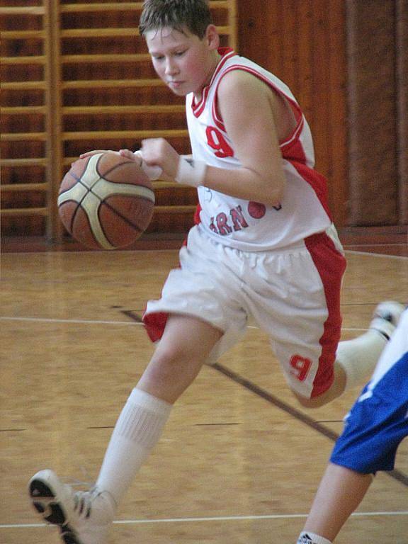 Basketbalové družstvo žáků U14 BCM Intext Krnov porazilo na domácí palubovce Karvinou 72:56 a 64:48.