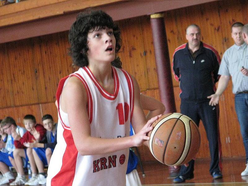 Basketbalové družstvo žáků U14 BCM Intext Krnov porazilo na domácí palubovce Karvinou 72:56 a 64:48.