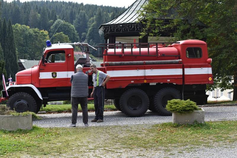 Lázeňské domy v klasicistním empírovém stylu lákají do Karlovy Studánky nejen filmaře a znalce architektury, ale také majitele veteránů.