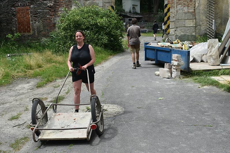 Mezinárodní workcamp v bývalém hraběcím pivovaru v Janovicích u Rýmařova. Červenec 2021.