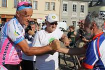 Čtvrtou etapu charitativní tour Na kole dětem ukončili cyklisté v neděli 8. června na náměstí Míru v Bruntále, odkud se v pondělí vydali v rámci páté etapy do Krnova a na Praděd.