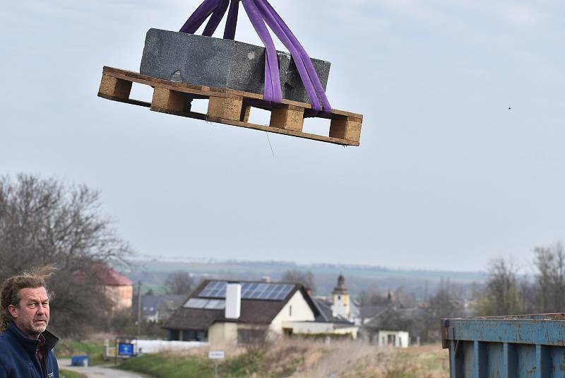 V Hlince před mnoha lety vandal změnil památník padlým  na Bezhlavého rytíře. V restaurátorské dílně rytířovi vrátí tvář, aby se zase stal důstojnou pietou.