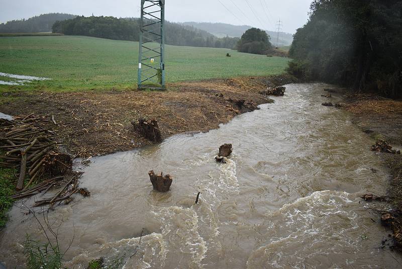 Na potoku Krasovka v Radimi byl vyhlášen nejvyšší povodňový stupeň "ohrožení". Zatím se daří udržet vodu v korytě.