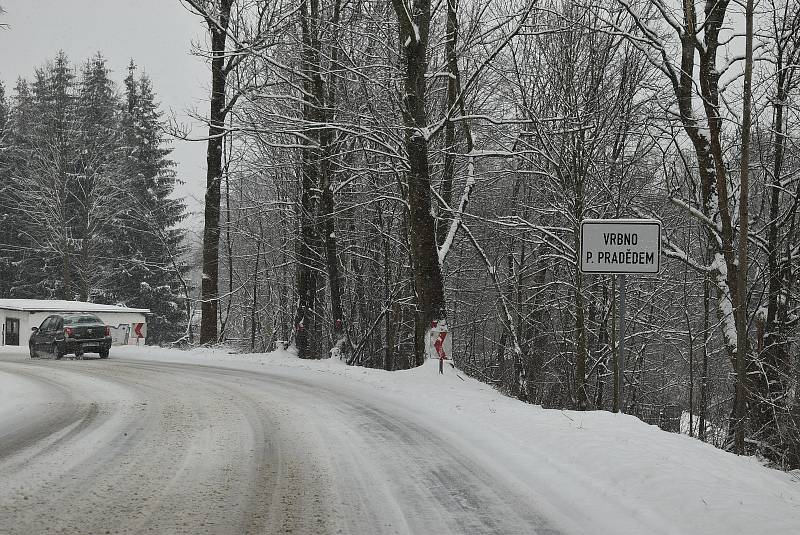 Silnice v Jeseníkách v neděli byly sjízdné, ale jen se zvýšenou opatrností.