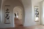 Na hradě Sovinec začala výstava kaligrafií Svena Krause. Atmosféru dálněvýchodního umění podtrhla i skvělá hudba a ochutnávka čajů. (ot)