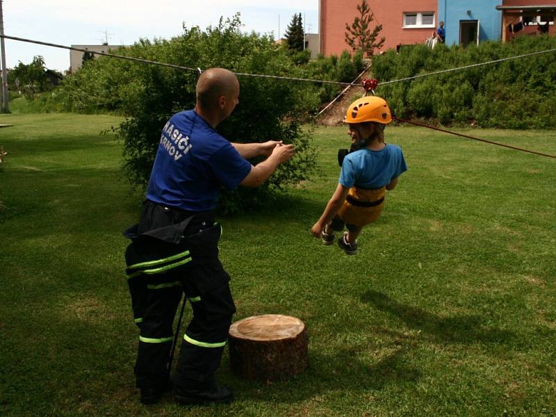 Dobrovolní hasiči v Krnově dopřáli školákům na dni otevřených dveří také adrenalinovou zábavu.