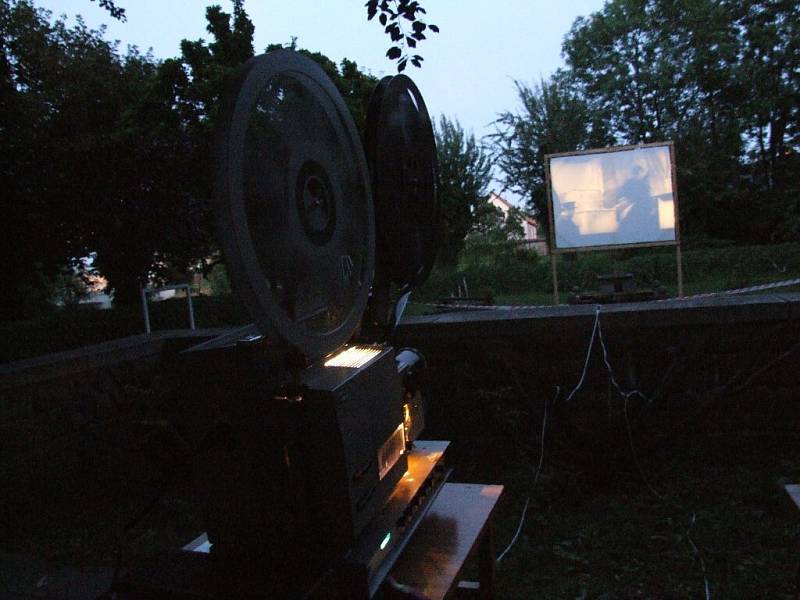 Nostalgické letní kino v zahradě bývalého kojeneckého ústavu nabízí příznivcům retro stylu filmy na formátu 16 milimetrů, který se už nikde jinde v České republice nepromítá.