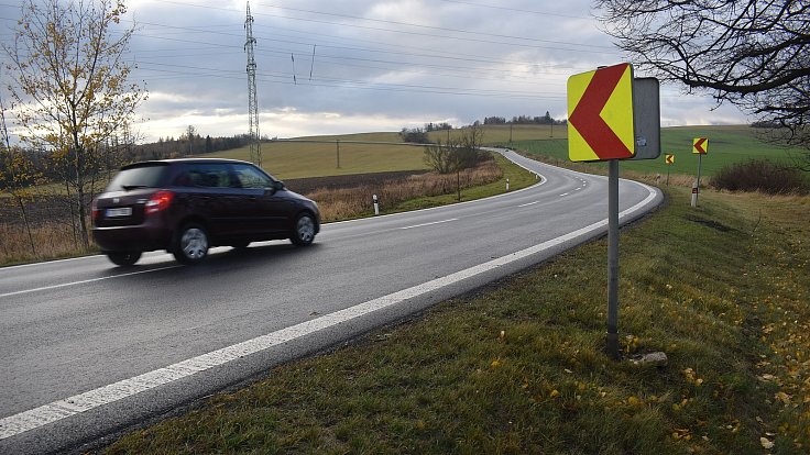 Úsek silnice mezi Bruntálem a Miloticemi, kde 20. listopadu 2023 došlo k tragické srážce mezi VW Passat a protijedoucí sanitkou.