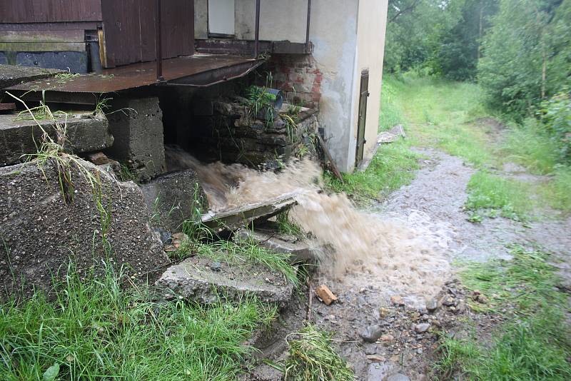 Druhý povodňový stupeň byl vyhlášený na Černé Opavě v Mnichově. První stupeň platí na Opavě v Karlovicích. Velká voda postupuje řekou Opavou níž po proudu.