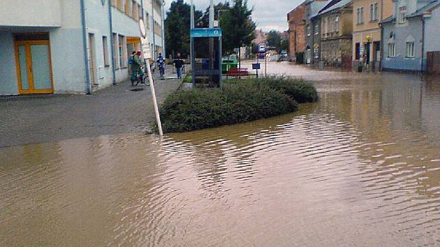 Podle místostarostky Aleny Krušinové na křižovatce u Cvilínského nádraží scházelo pár centimetrů vody, aby byla vyhlášena evakuace Domu s pečovatelkou službou. 