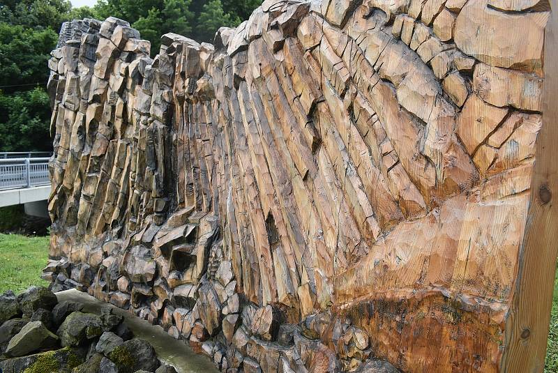 Turisty láká do Meziny Lávový proud, který vytvořila Venušina sopka, i ten dřevěný, který vyřezal František Nedomel z modřínu.