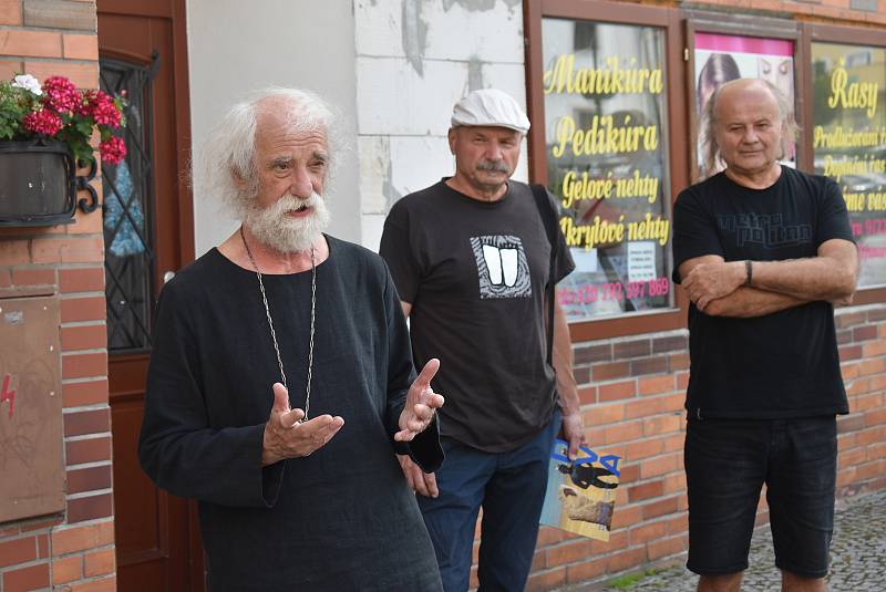 Fotograf a pedagog Jindřich Štreit ze Sovince představil svého talentovaného žáka fotografa Antonína Mikšíka ze sousední Paseky.