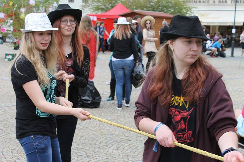 Studentům patřilo v pátek 15. května centrum Bruntálu. Zejména těm, kteří si pořídili vlastní pokrývku hlavy, protože šlo o Kloboukový majáles.