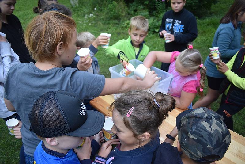 Zámecký park, Město Albrechtice 21. července: Kateřina Hrabalová o prázdninách nabízí dětem  zábavné pokusy a zážitky ze světa chemie a fyziky.