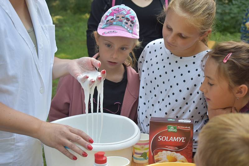 Zámecký park, Město Albrechtice 21. července: Kateřina Hrabalová o prázdninách nabízí dětem  zábavné pokusy a zážitky ze světa chemie a fyziky.