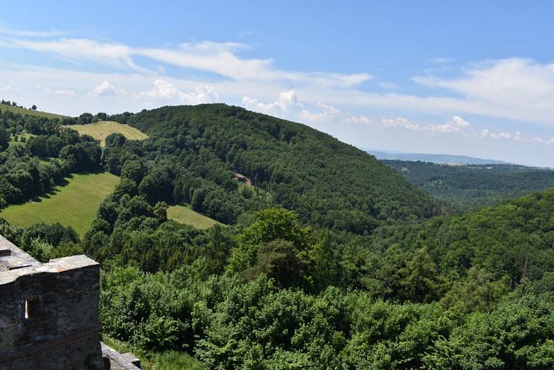 Hrad Sovinec už zase každý víkend nabízí pestrý rodinný program plný šermířských soubojů, divadelních i pimprlových pohádek a kejklířů.