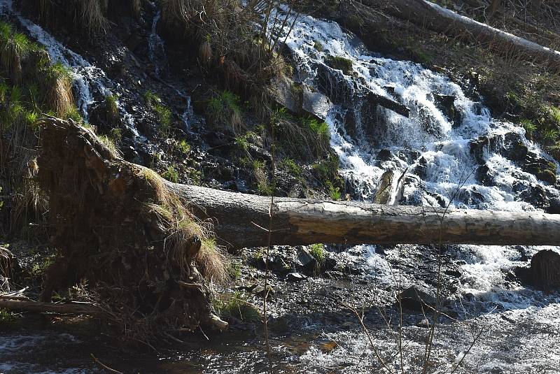 Nejdostupnější vodopád je v Karlově Studánce hned vedle parkoviště. Byl postaven koncem 19. století pro potěšení lázeňských hostů.