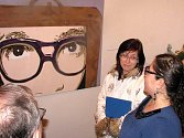 V bruntálské Galerii v kapli se ve čtvrtek vpodvečer představila se svou tvorbou mexická malířka Claudia Alejandra Núñez Vasquez (na snímku zcela vpravo).