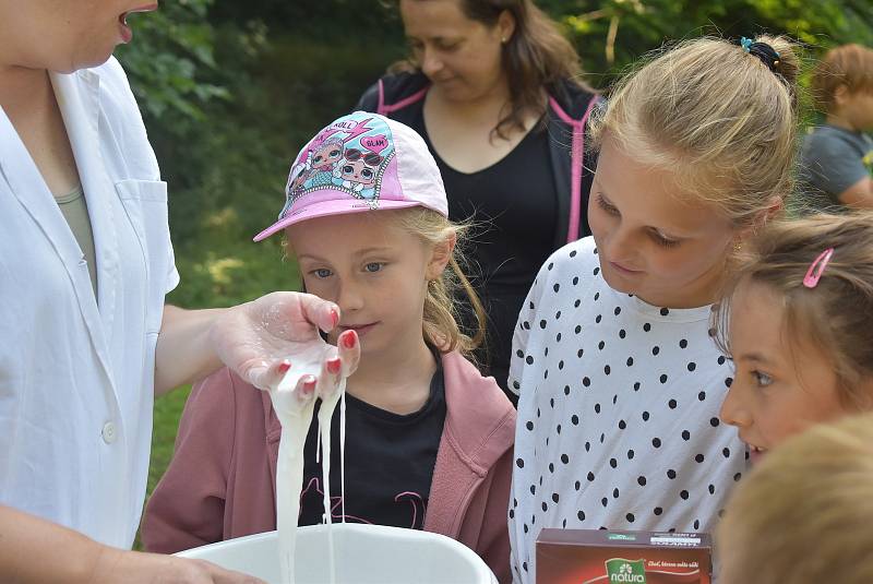 Zámecký park, Město Albrechtice 21. července: Kateřina Hrabalová o prázdninách nabízí dětem  zábavné pokusy a zážitky ze světa chemie a fyziky.