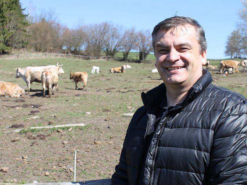 Zemědělský odborník Pavel Vinohradník ve svém hospodářství v Dolní Moravici hovořil o rozvoji bruntálského okresu.