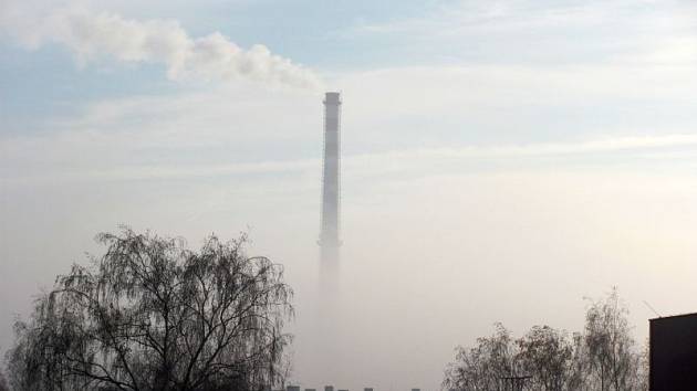 Jen komín krnovských tepláren ve středu ráno  trčel z přízemní vrstvy smogu a mlhy. Městský úřad Krnov vydal varování, aby děti a nemocní lidé omezili vycházky a vyzval občany, aby pomohli minimalizovat množství škodlivin vypouštěných do ovzduší.