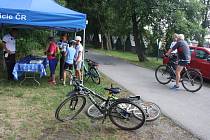 Policisté postavili svůj infostánek na cyklostezce z Krnova do Opavy.  V rámci akce  „Na kole jen s přilbou“ diskutovali s cyklisty, jak mohou zvýšit bezpečnost.
