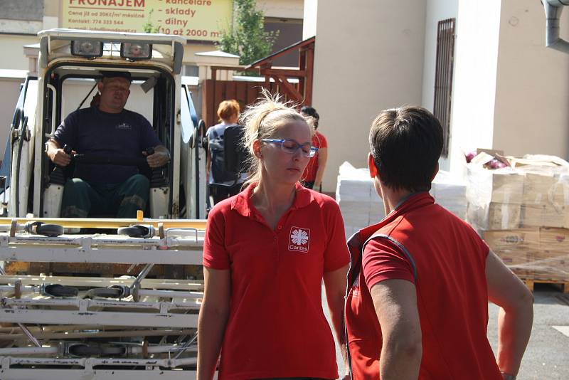 Zaměstnanci Charity Krnov a krnovské radnice společně nakládali nemocniční lůžka a humanitární pomoc na kamion, který v pondělí 23. července vyrazil na Ukrajinu.