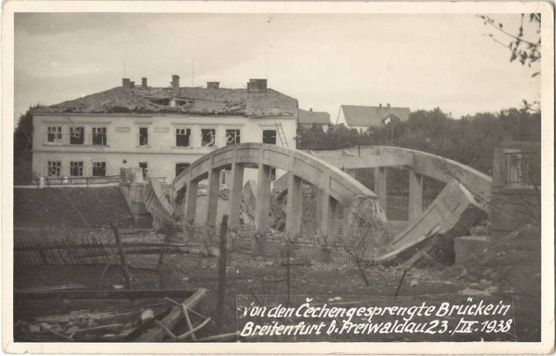 Září 1938. Československá armáda vyhodila do povětří most v Širokém Brodě na Jesenicku.