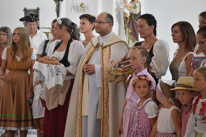 Slezské Rudoltice 14. 8. 2021. Po dožínkové modlitbě v zámecké kapli následovala zábava v zámeckém parku.