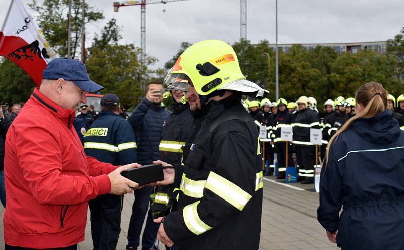 Dobrovolní hasiči z Vrbna pod Pradědem reprezentovali Moravskoslezský kraj v celorepublikové soutěži ve vyprošťování  osob z vraku auta. Foto: Andrea Martínková