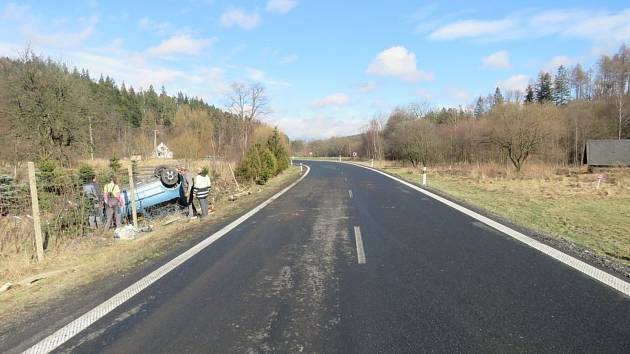 Snímek po nehodě v nebezpečném úseku mezi Zátorem a Novými Heřminovy. Ilustrační foto.