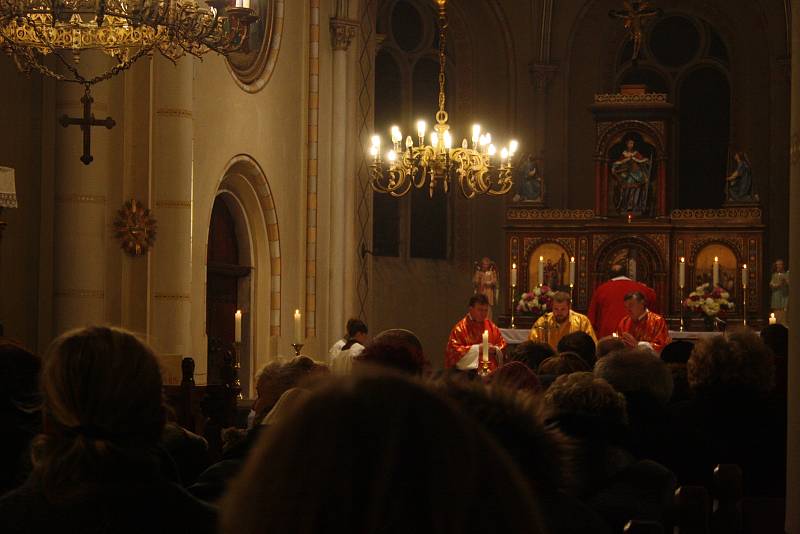 Kateřinské trhy na zámku ve Slezských Rudolticích letos provázelo obzvlášť nevlídné počasí. Promrzlí stánkaři co chvíli museli zvedat poutače povalené větrem nebo spravovat utrženou plachtu.