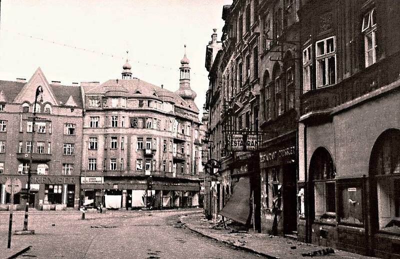 Budovy na krnovském Hlavním náměstí  v poválečném stavu v roce 1945.