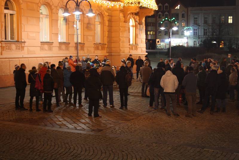 Protestní akce na podporu hnutí Milion chvilek pro demokracii v Krnově, pondělí 16. prosince 2019.