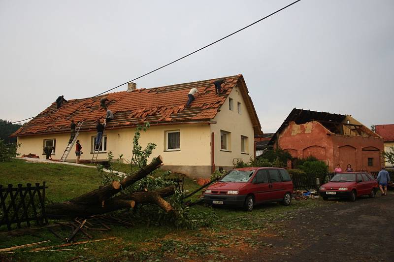 Následky ničivého tornáda na Krnovsku, červen 2013.