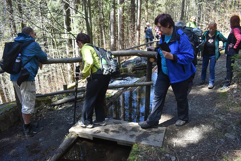 Udělejte si někdy výlet kolem náhonu, který přivádí vodu pro umělý vodopád v Karlově Studánce.