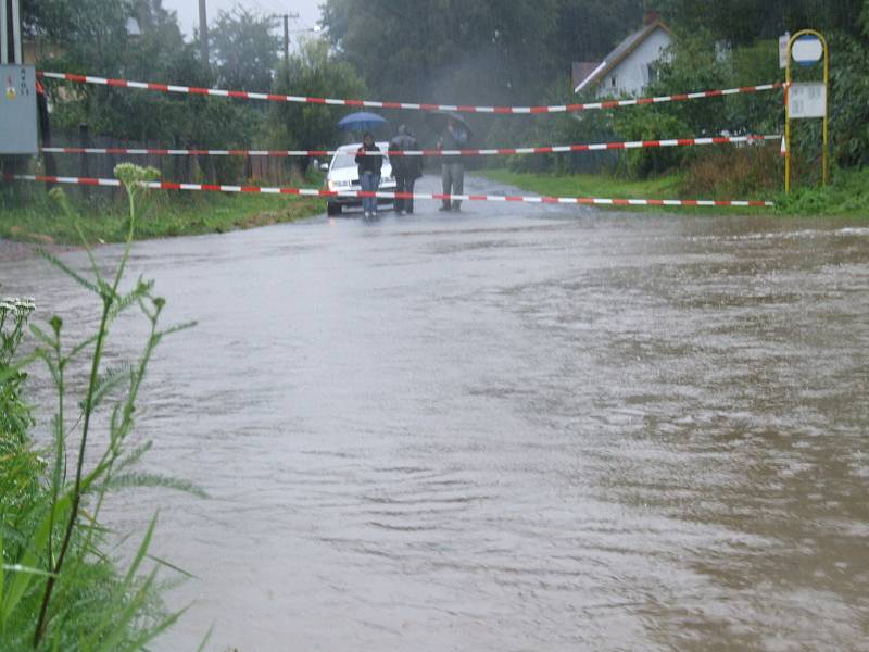 Porovnejme současnou situaci s archivními snímky z Opavice. Autobusová zastávka a zábradlí jsou dnes na stejném místě jako při povodních v roce 2007.