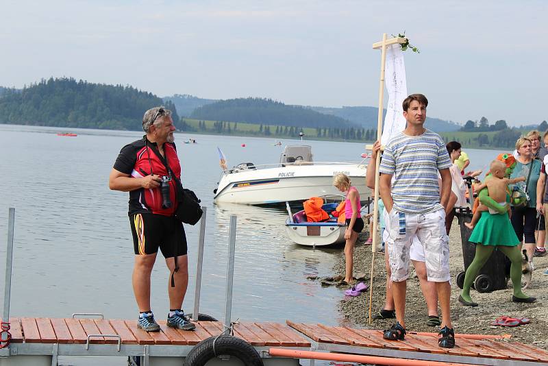 Závody dračích lodí na Slezské Hartě.