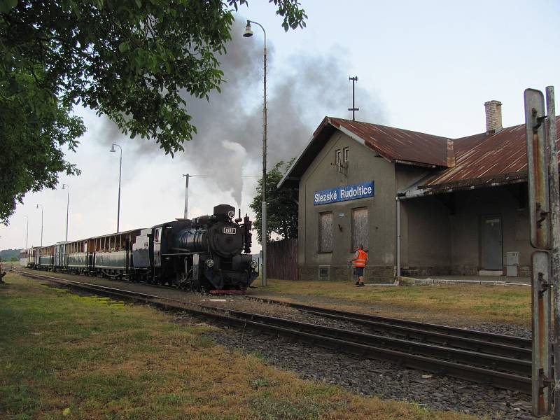 Slezské Rudoltice  dnes mají třetí nejkrásnější nádraží v České republice. Pojďme se ohlédnout do minulosti, co tomu předcházelo.