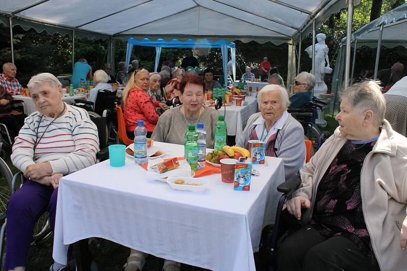 Den seniorů, který v zahradě bruntálské Pohody.