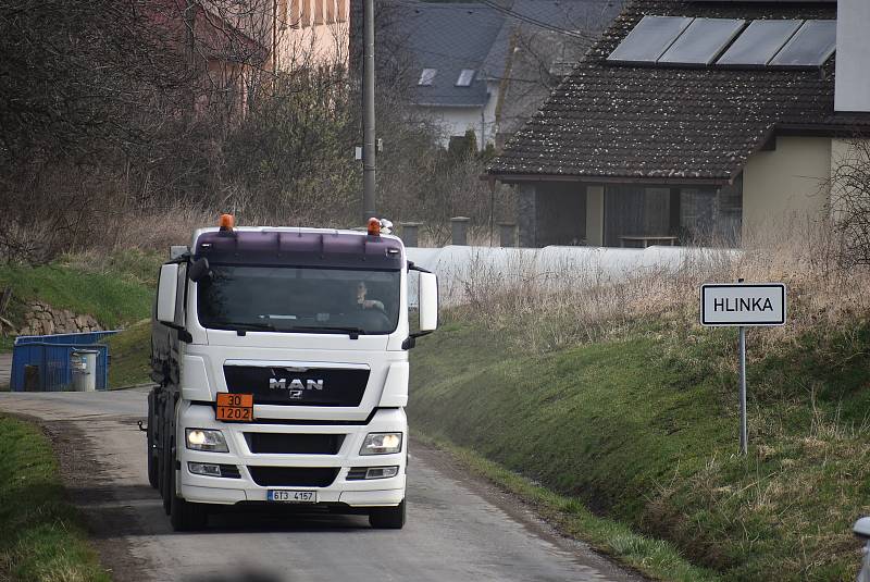 V Hlince před mnoha lety vandal změnil památník padlým  na Bezhlavého rytíře. V restaurátorské dílně rytířovi vrátí tvář, aby se zase stal důstojnou pietou.