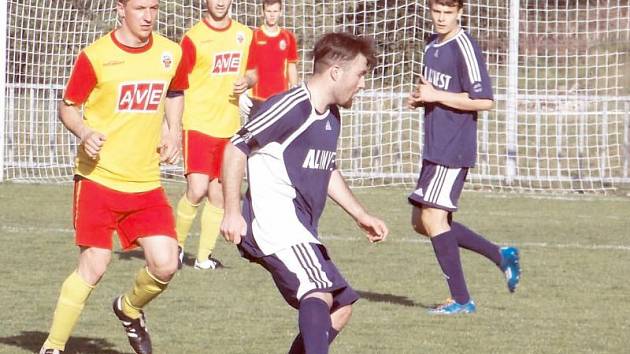 Fotbalisté Břidličné pokračují v sérii úspěšných výsledků a stoupají tabulkou krajského přeboru. Na snímku s míčem Josef Holčák, který svým gólem utkání s Polankou rozhodl.