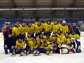 Takhle se nechali zvěčnit mladí krnovští hokejisté po klíčovém vítězství nad Kopřivnicí. Svěřenci trenéra Plánovského na domácím ledě vybojovali definitivní záchranu v juniorské první lize.
